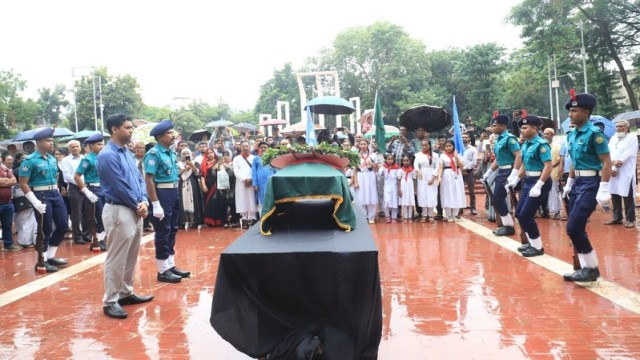 Professor Mahfuza Khanam honored with state tribute at Central Shaheed Minar. Photo: AH Mintu/V7N
