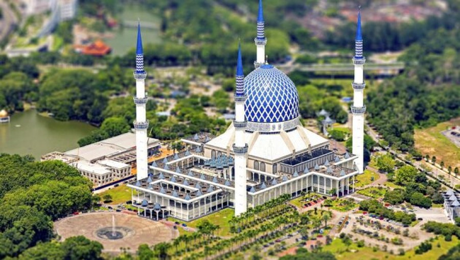 The Sultan Salahuddin Abdul Aziz Mosque holds a significant place in Malaysian history, named after the late Sultan Salahuddin Abdul Aziz Shah