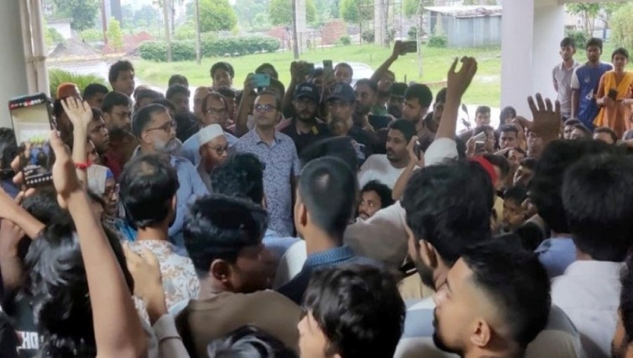 Khulna University students show their support for VC Professor Dr. Mahmud Hasan during a demonstration against his resignation.