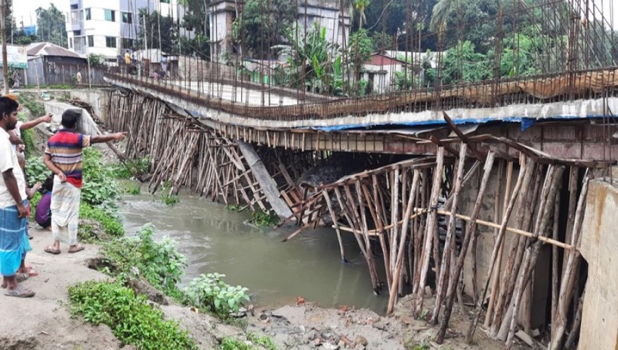The under-construction bridge over the Louhajang River in Beradoma, Tangail, which collapsed due to alleged corruption and negligence, leading to a case filed by the Anti-Corruption Commission against the Tangail mayor and six officials. Photo: Voice7 News