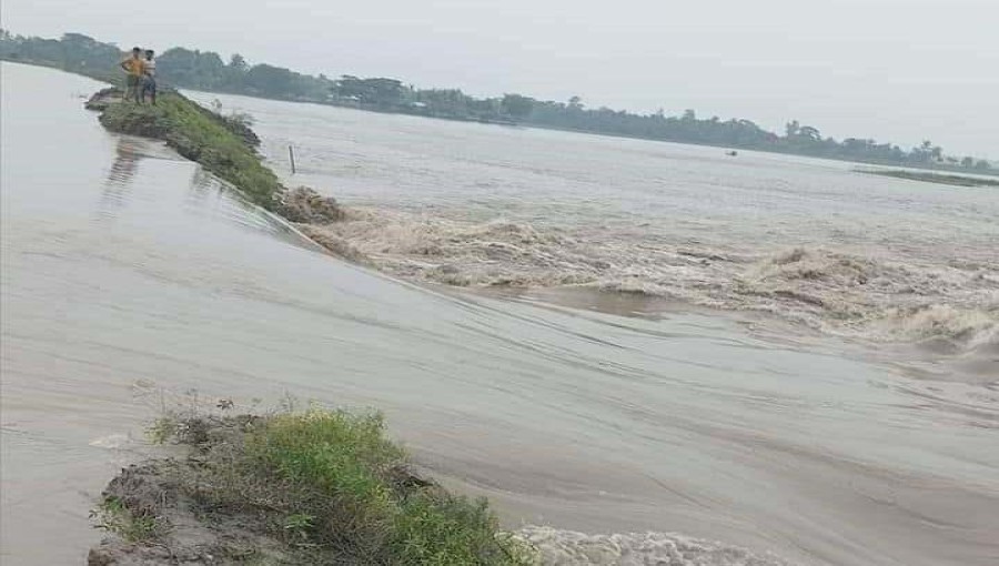 Residents of Paikgacha, Khulna navigate floodwaters after a river embankment breach submerged 14 villages. Photo: V7N