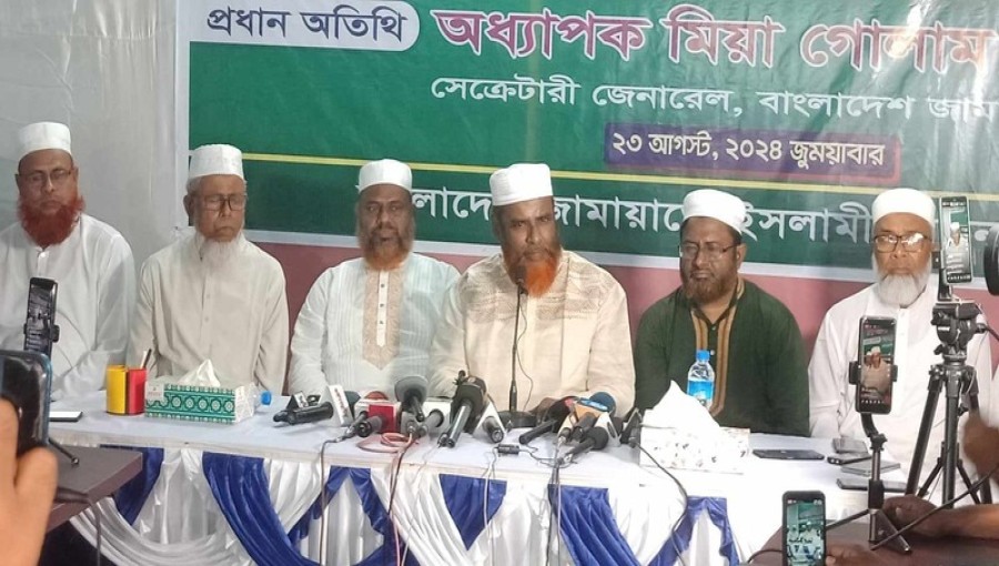 Professor Mia Golam Parwar addresses journalists during a meeting organized by Khulna Metropolitan Jamaat-e-Islami, urging unity and vigilance against conspiracies.