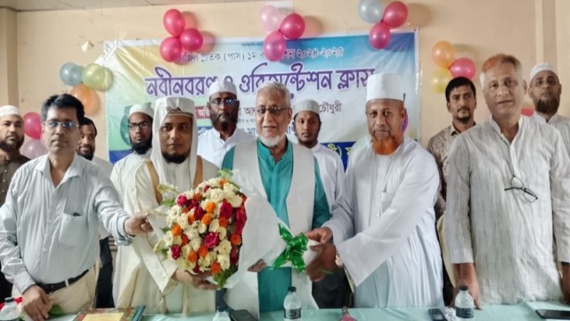 Madrasa authorities present a floral bouquet to Shahjahan Chowdhury, President of Cox’s Bazar District BNP and former MP, as he attends the orientation program as chief guest at Rajapalong Emdadul Ulum Fazil Madrasa on Tuesday morning. (Photo: V7N)
