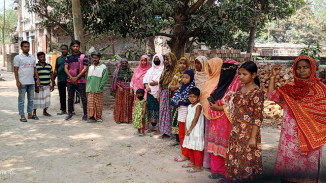 Residents of Hojgram New Para in Rajshahi form a human chain to protest the installation of an illegal mill in their densely populated area.