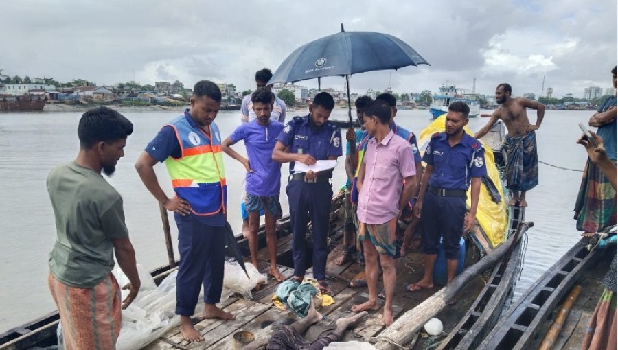 Police recover the body of fisherman Mahidul Islam from the Bangabandhu Mongla-Ghasiakhali International Canal 30 hours after his trawler sank. Photo: Voice7 News