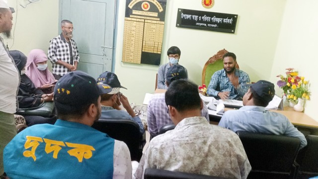 Officials from the Anti-Corruption Commission (ACC) inspect the medicine storage and speak with patients during a surprise raid at Morrelganj Upazila Health Complex in Bagerhat on August 12, following reports of irregularities in service and supply.