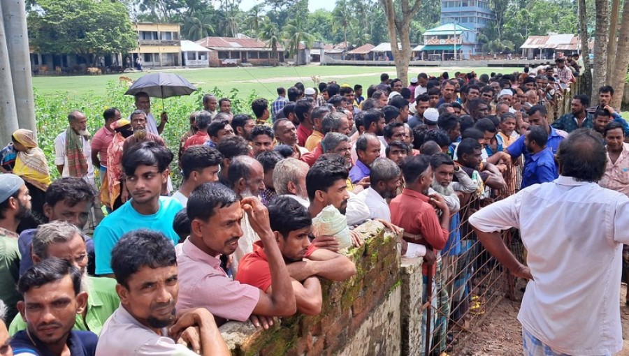 Fishermen protest against fish feed distribution at Khawlia Union Parishad in Bagerhat. Photo: Voice7 News