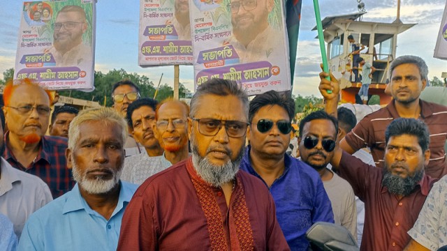 FM Shamim Ahsan, a candidate for Morelganj Upazila BNP President, speaks during a street campaign rally on Friday as part of his final push ahead of the council election. Photo: V7N