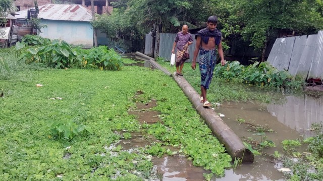 In the photo, residents are seen crossing flooded areas using makeshift pathways in Morelganj. Locals blame poor and unplanned drainage systems for the persistent waterlogging caused by continuous rainfall. (Photo: V7N)