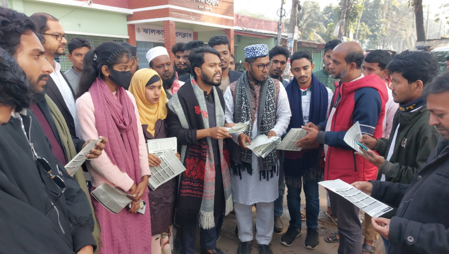 Members of the Jatiya Nagorik Committee and Anti-Discrimination Student Movement distributing leaflets in Jhalokathi, highlighting their seven-point demand for the publication of the July Declaration.