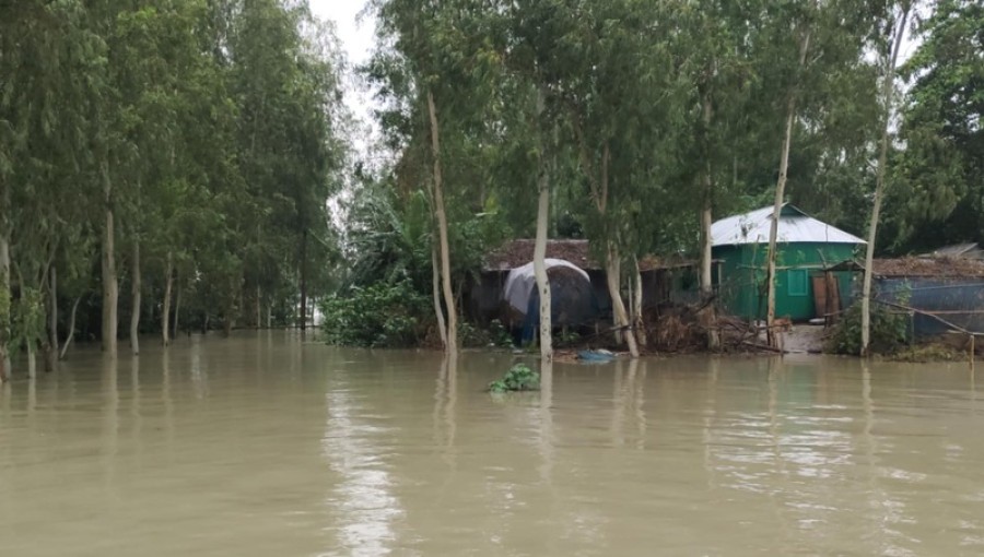 Rising river levels and new erosion threaten homes and croplands in Tangail. Flood-affected residents face extreme despair and an urgent need for shelter, clean water, and food. Photo: Voice7 News