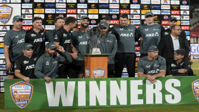 New Zealand Dominates Pakistan in Tri-Nation Series Final Ahead of Champions Trophy Clash
