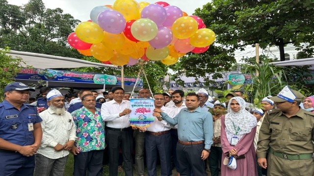 A rally was held to mark the tree fair, followed by the inauguration of the tree plantation campaign and fair with the release of balloons and pigeons by the guests on Monday morning at Independence Square in the city. (Photo: V7N)