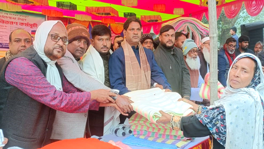 Volunteers from the Bandhu Foundation distribute blankets to impoverished individuals in Pabna, providing essential warmth during the winter season.