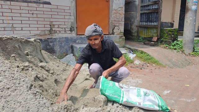 Goyanath Sarker, a former teacher with 48 years of experience, now works as a mason’s assistant to support his family in Pabna’s Chatmohar upazila.