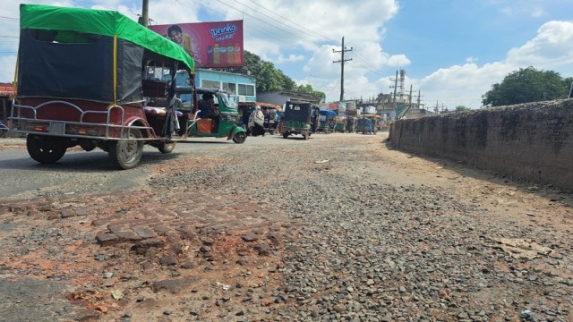 Potholes and broken sections are seen along various parts of the highway. Photo taken from Tebunia in Pabna on Tuesday afternoon. Photo: Shahin Rahman/V7N