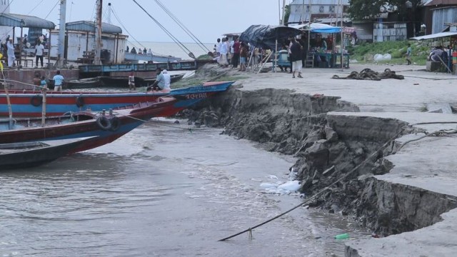 Riverbank erosion has begun along the banks of the Padma River, putting Nazirganj Ferry Terminal at risk. The photo was taken on Tuesday afternoon in the Nazirganj Ferry Terminal area of Sujanagar, Pabna. (Photo: V7N)