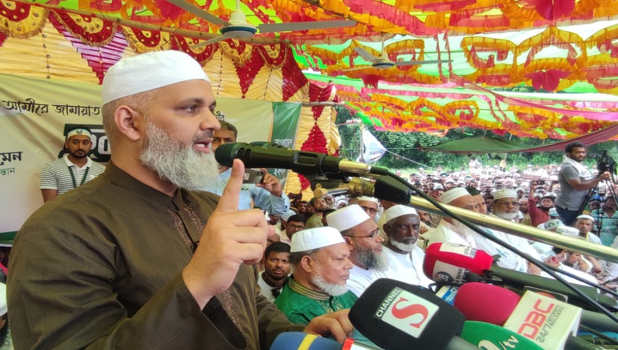 Barrister Najibur Rahman Momen visits his father's grave upon returning to the country after eight years. He later speaks at a prayer gathering held in Manmathpur village, Santhia Upazila, Pabna, on Saturday afternoon. Photo: V7N