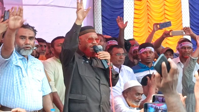 Former MP K.M. Anwarul Islam addresses as chief guest at a public rally in Bhangura, Pabna on Monday afternoon. Photo: V7N