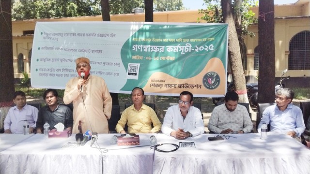 Former Pabna College principal Mahatab Uddin Biswas speaks at the inauguration of a mass signature campaign pressing four key development demands for Pabna, held Monday afternoon at Mahuatola, Pabna Government Edward College.