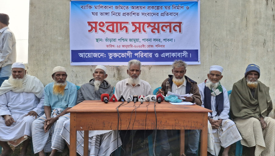 Ismail Hossain Pramanik, one of the land claimants, speaking at a press conference on Saturday afternoon in West Jamua, Vadhara, Pabna.