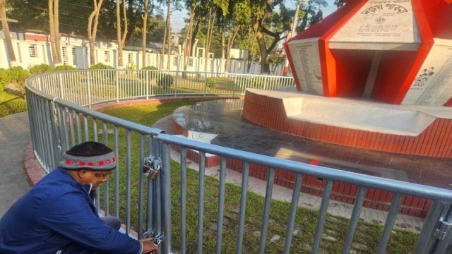Locked War Memorial Sparks Outrage on Martyred Intellectuals Day in Pabna
