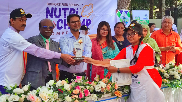 cooks in the cooking competition who are quite busy. Later, the visitors presented Hafsa Khatun with an award for being the finest cook. The ceremony was held on Wednesday afternoon at Chatmohor Pilot Girls' High School in Pabna.