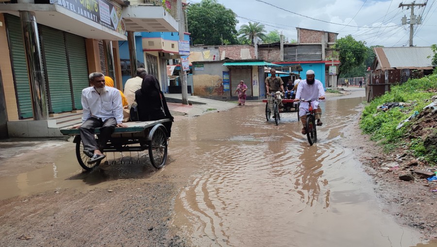 Municipality’s Main Road Poor Condition in Chatmohar