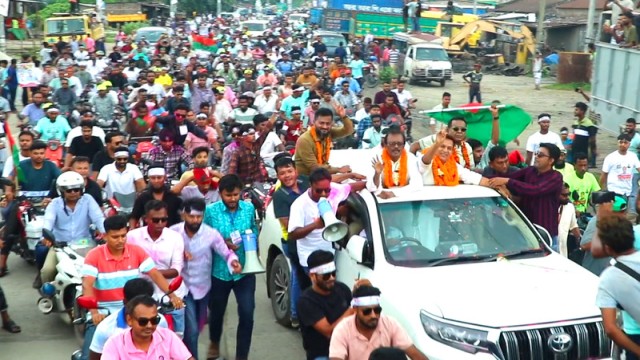 After his release from prison, Jubo Dal leader Tuhin is greeted with flowers by party supporters. He waves back in acknowledgment before being escorted back to his hometown in a motorcade. (Photo: V7N)
