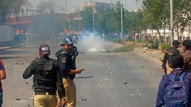 Clashes Near US Consulate in Karachi Leave 9 Dead