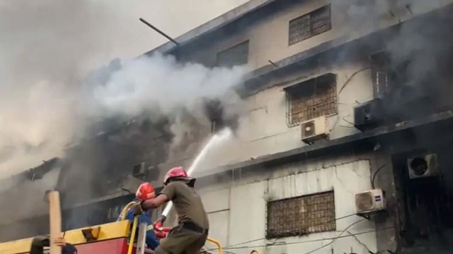 Five Killed, Over 20 Injured in Massive Fire at Karachi Shopping Mall