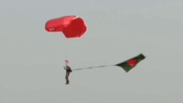 Bangladesh Sets World Record with Largest Flag-Carrying Paratrooping on Victory Day