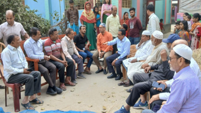 Gunpoint Kidnap Attempt on Rural Doctor in Pabna, MP Shimul Biswas Stands Beside Victim