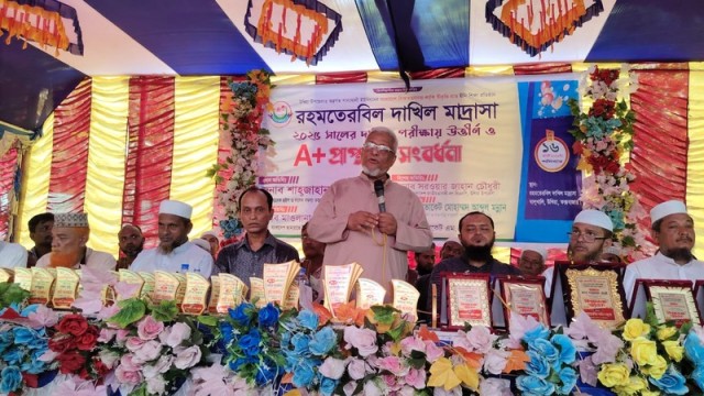 Shahjahan Chowdhury addressing the felicitation ceremony for top students at Palongkhali Rahmatul Dakhil Madrasa in Ukhiya, Cox’s Bazar.