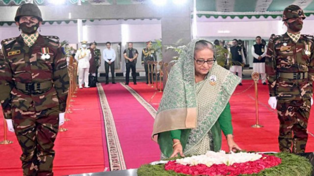 PM pays tribute to Bangabandhu on Homecoming Day