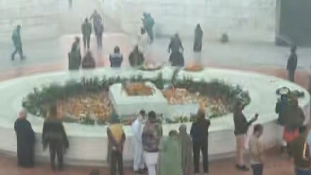 People Flock to Khaleda Zia’s Tomb Amid Fog and Cold