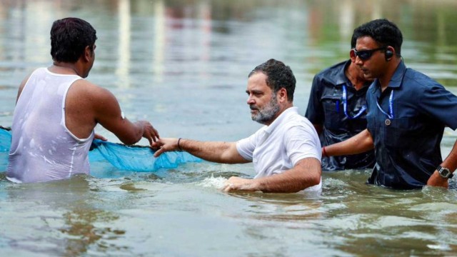 Rahul Gandhi Joins Local Fishermen in Bihar During Election Campaign