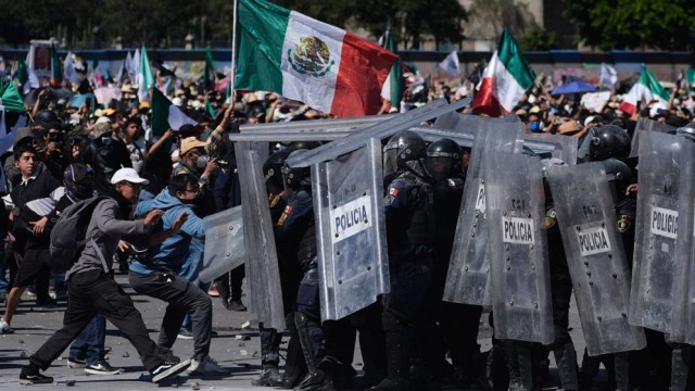 120 Injured in Anti-Government Protests in Mexico City