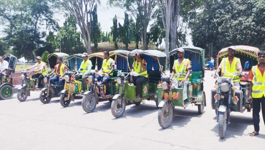 Rajshahi University rickshaw pullers now wear university attire, making them easily recognizable on campus. Photo: Voice7 News