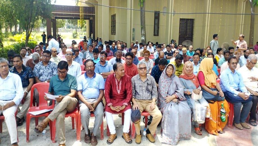 RU teachers gather at the Shaheed Tajuddin Ahmed Senate Building, continuing their strike for the seventh consecutive day, demanding the withdrawal of the Pratoy pension scheme and a separate pay scale for teachers.