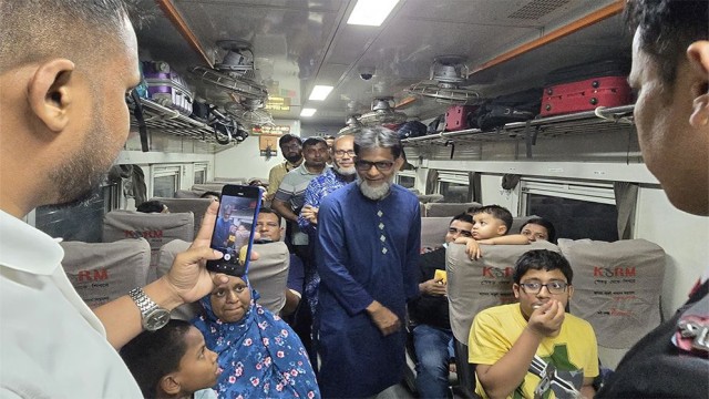 State Minister Habibur Rashid Habib Travels by Train to Monitor Eid Journey