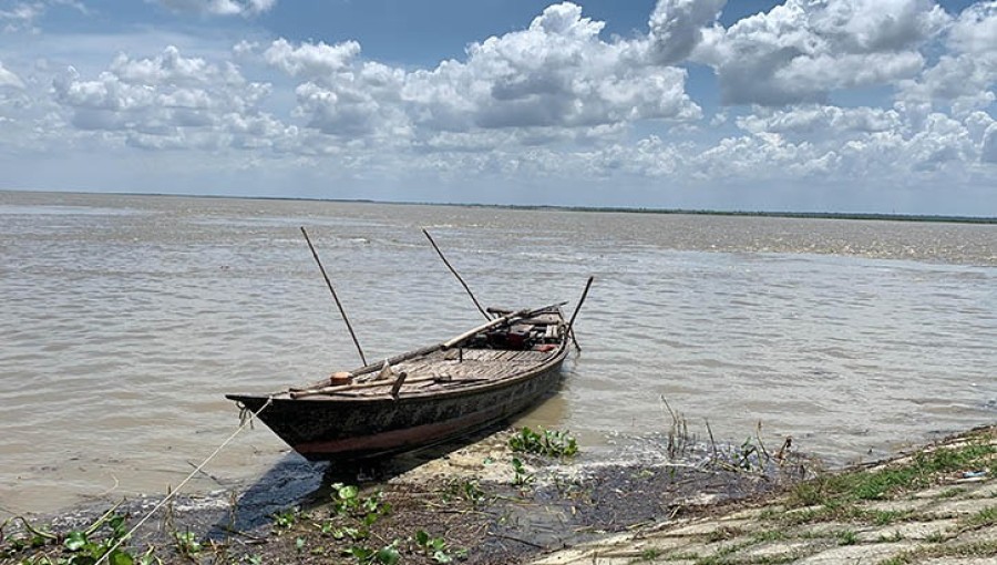 Four Laborers Missing in Padma River After Boat Sinks Near Rajshahi