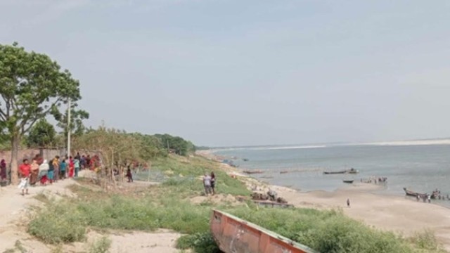 Gang Accused of Holding Youth Hostage, Robbing Them at Padma River Bank in Rajshahi