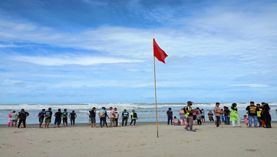 Tourists and locals defy cyclone warnings at Cox's Bazar beach, as lifeguards and beach workers struggle to keep them safe. Photo: Voice7 News