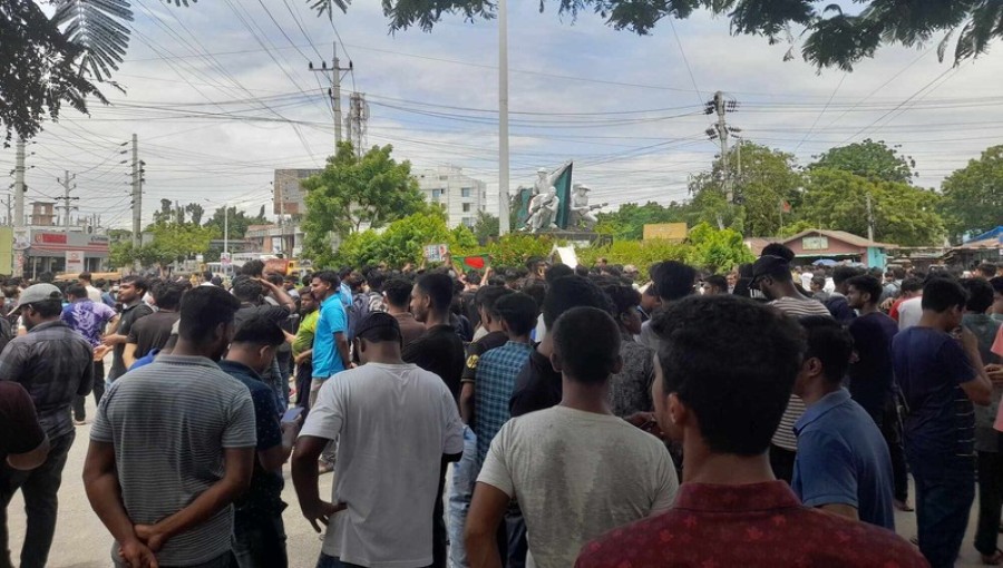 Students from various universities gather at Zero Point in Khulna, protesting against the Prime Minister's comments and demanding quota reform, July 16, 2024. Voice7 News