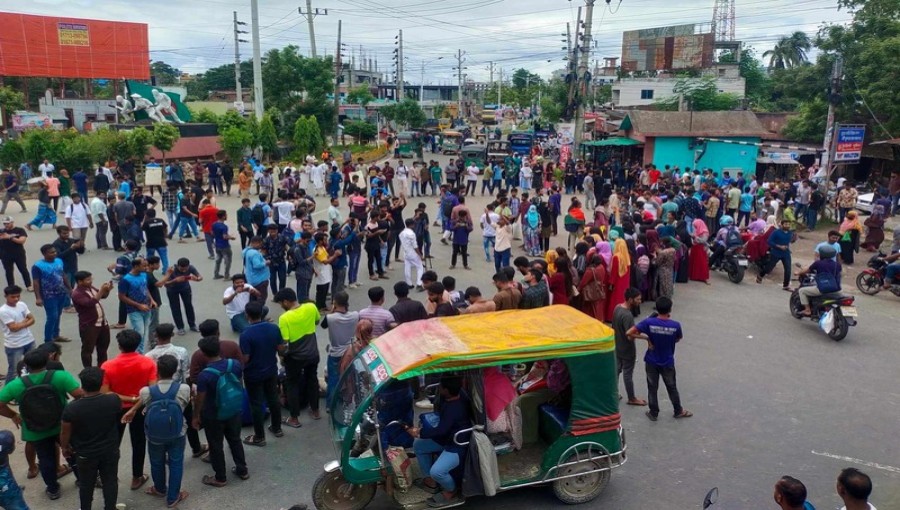 Students in Khulna protest attacks on quota reform demonstrators, blocking roads and causing traffic jams in the city. Voice7 News