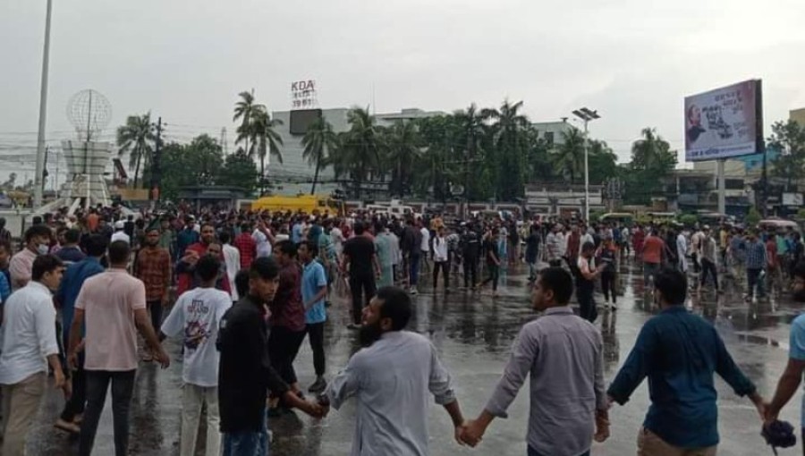 Police Clash with Students in Khulna Over Demanding Justice for Student Killings