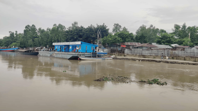Brahmaputra water continues to rise in Chilmari, posing a flood risk to surrounding low-lying areas. The photo was taken from the Chilmari river port area on August 13. Photo: Soumik/V7N