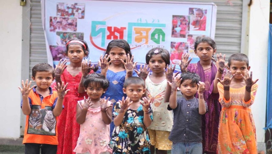 Members of the Dashmik Foundation celebrate Eid with underprivileged children by distributing new clothes, food, and applying henna to their hands at Maryam Food Corner near Chhoyani Pond in Tangail. Photo: Voice7 News
