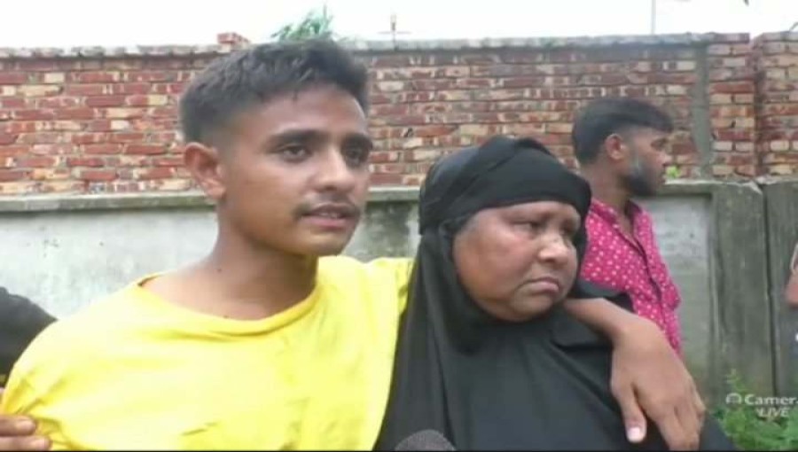 Mubarak, overwhelmed with emotion, reunites with his mother after returning to Bangladesh following 11 months in a Myanmar prison. Photo: Voice7 News